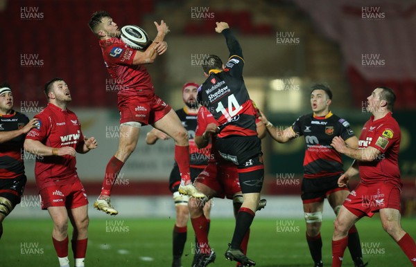 050118 - Scarlets v Dragons, Guinness PRO14 - Steffan Hughes of Scarlets wins the ball from Pat Howard of Dragons