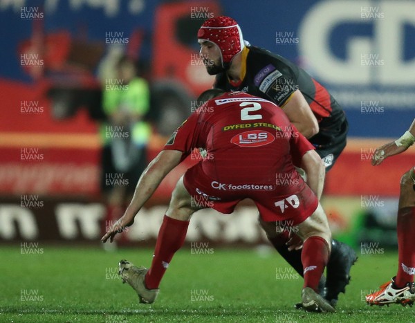 050118 - Scarlets v Dragons, Guinness PRO14 - Cory Hill of Dragons takes on Ken Owens of Scarlets