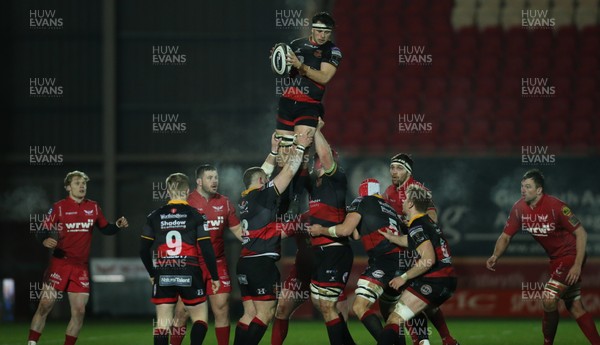 050118 - Scarlets v Dragons, Guinness PRO14 - James Benjamin of Dragons takes the line out ball