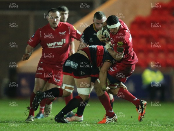 050118 - Scarlets v Dragons, Guinness PRO14 - Aaron Shingler of Scarlets is tackled by Taine Basham of Dragons