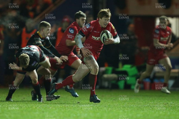 050118 - Scarlets v Dragons, Guinness PRO14 - Rhys Patchell of Scarlets breaks away to set up try