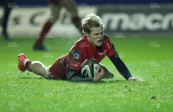 050118 - Scarlets v Dragons, Guinness PRO14 - Aled Davies of Scarlets dives in to score try