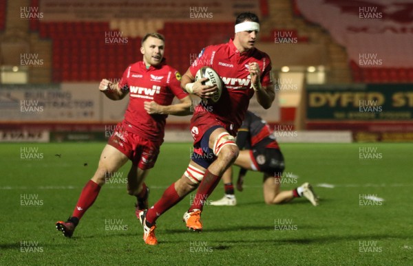 050118 - Scarlets v Dragons, Guinness PRO14 - Aaron Shingler of Scarlets races in to score try