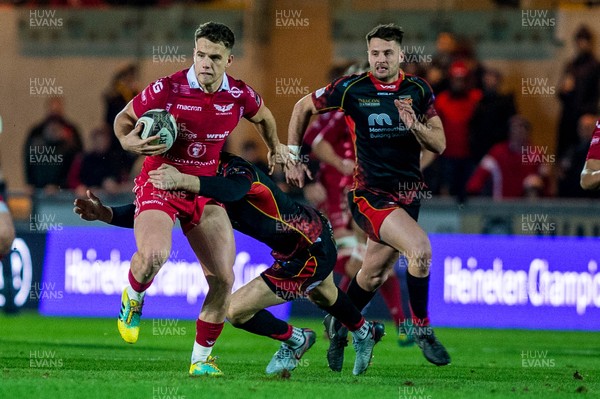 050119 - Scarlets v Dragons - Guinness PRO14 - Kieran Hardy of Scarlets makes a run with the ball 