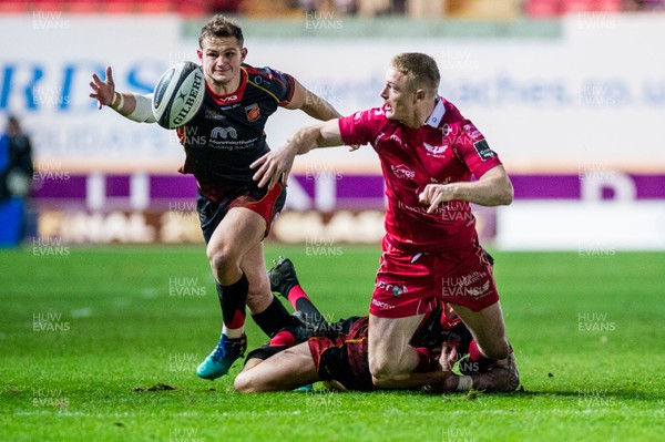 050119 - Scarlets v Dragons - Guinness PRO14 - Johnny McNicholl of Scarlets passes the ball out 