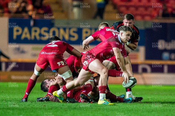 050119 - Scarlets v Dragons - Guinness PRO14 - Kieran Hardy of Scarlets passes the ball out 