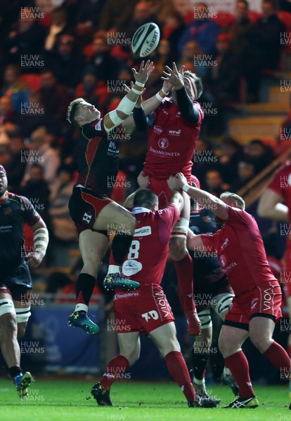 050119 - Scarlets v Dragons - Guinness PRO14 - Hallam Amos of Dragons and David Bulbring of Scarlets go up for the ball