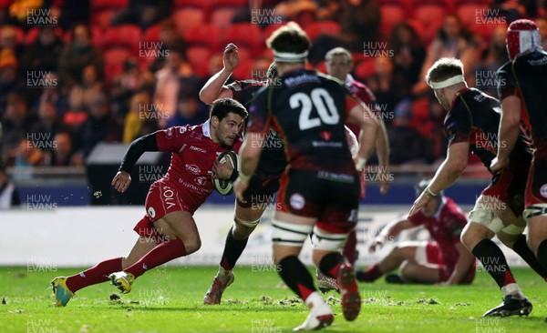 050119 - Scarlets v Dragons - Guinness PRO14 - Sam Hidalgo-Clyne of Scarlets darts towards the line to score a try