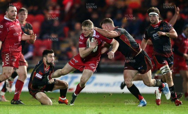 050119 - Scarlets v Dragons - Guinness PRO14 - Johnny McNicholl of Scarlets is tackled by Jordan Williams and Jack Dixon of Dragons