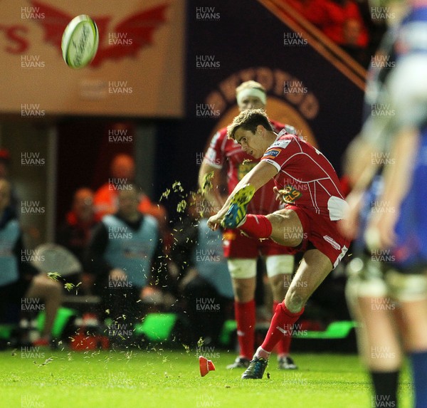 081113  - Scarlets v Newport Gwent Dragons - LV= Cup - Aled Thomas of Scarlets scores the first points  