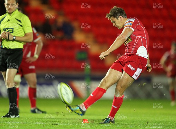 081113  - Scarlets v Newport Gwent Dragons - LV= Cup -  Aled Thomas of Scarlets gets the penalty 