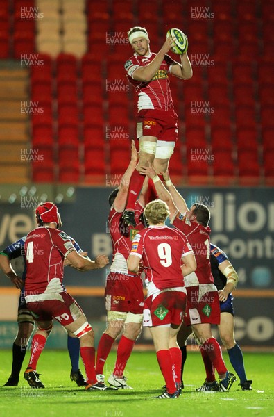 081113  - Scarlets v Newport Gwent Dragons - LV= Cup -  Craig Price of Scarlets wins the line out