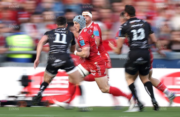 160422 - Scarlets v Dragons - United Rugby Championship - Jonathan Davies of Scarlets makes a break