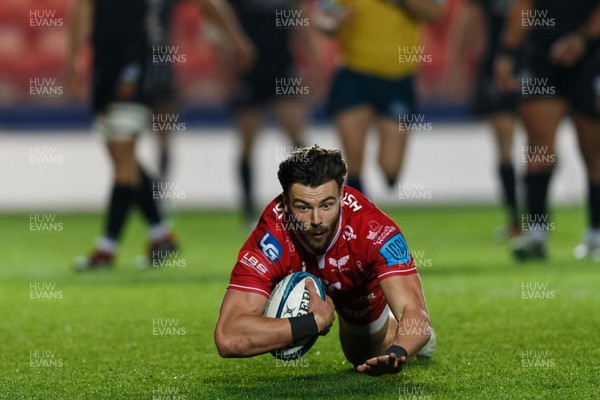 160422 - Scarlets v Dragons - United Rugby Championship - Johnny Williams of Scarlets scores a try