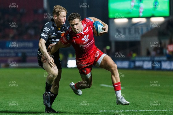 160422 - Scarlets v Dragons - United Rugby Championship - Kieran Hardy of Scarlets runs in to score a try