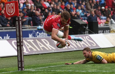 160526 - Scarlets v Dragons RFC, United Rugby Championship - Taine Plumtree of Scarlets dives in to score the opening try