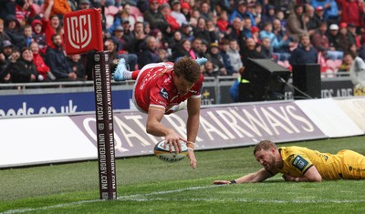 160526 - Scarlets v Dragons RFC, United Rugby Championship - Taine Plumtree of Scarlets dives in to score the opening try