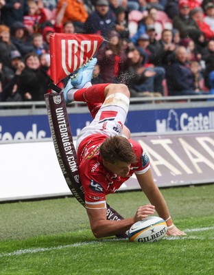 160526 - Scarlets v Dragons RFC, United Rugby Championship - Taine Plumtree of Scarlets dives in to score the opening try
