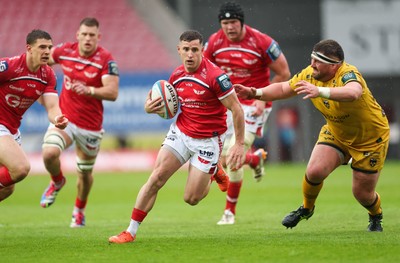 160526 - Scarlets v Dragons RFC, United Rugby Championship - Dane Blacker of Scarlets breaks away