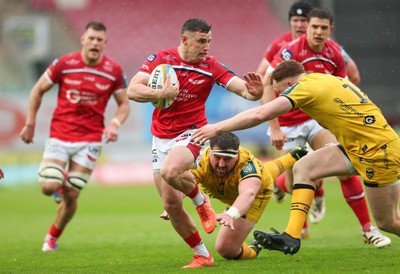 160526 - Scarlets v Dragons RFC, United Rugby Championship - Dane Blacker of Scarlets is tackled by Aneurin Owen of Dragons