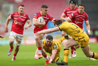 160526 - Scarlets v Dragons RFC, United Rugby Championship - Dane Blacker of Scarlets is tackled by Aneurin Owen of Dragons