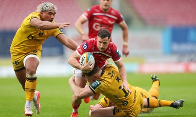 160526 - Scarlets v Dragons RFC, United Rugby Championship - Dane Blacker of Scarlets is tackled by Aneurin Owen of Dragons