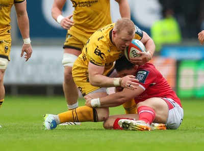160526 - Scarlets v Dragons RFC, United Rugby Championship - Tinus de Beer of Dragons