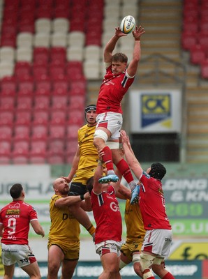 160526 - Scarlets v Dragons RFC, United Rugby Championship - Taine Plumtree of Scarlets wins line out