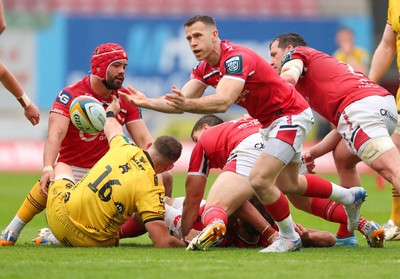 160526 - Scarlets v Dragons RFC, United Rugby Championship - Gareth Davies of Scarlets feeds the ball out