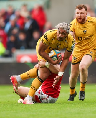 160526 - Scarlets v Dragons RFC, United Rugby Championship - Fine Inisi of Dragons is tackled