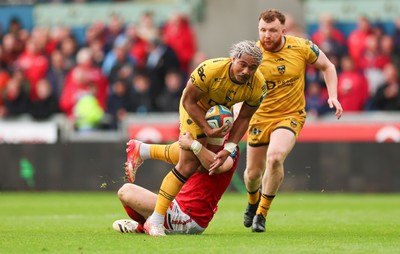 160526 - Scarlets v Dragons RFC, United Rugby Championship - Fine Inisi of Dragons is tackled