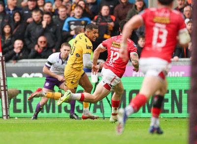 160526 - Scarlets v Dragons RFC, United Rugby Championship - Rio Dyer of Dragons breaks away to score try