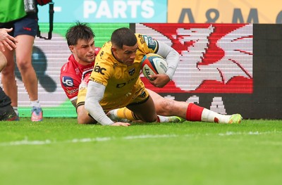 160526 - Scarlets v Dragons RFC, United Rugby Championship - Rio Dyer of Dragons scores try
