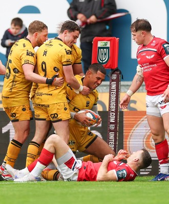 160526 - Scarlets v Dragons RFC, United Rugby Championship - Rio Dyer of Dragons is congratulated by team mates after scoring try