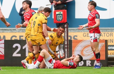 160526 - Scarlets v Dragons RFC, United Rugby Championship - Rio Dyer of Dragons is congratulated by team mates after scoring try