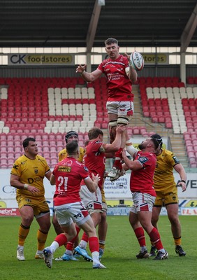 160526 - Scarlets v Dragons RFC, United Rugby Championship - Max Douglas of Scarlets wins the line out