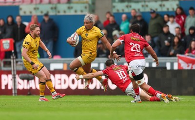160526 - Scarlets v Dragons RFC, United Rugby Championship - Fine Inisi of Dragons looks to break away
