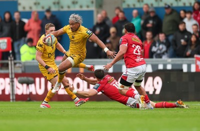 160526 - Scarlets v Dragons RFC, United Rugby Championship - Fine Inisi of Dragons looks to break away