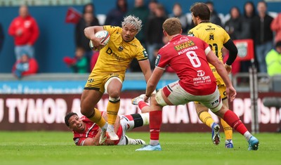 160526 - Scarlets v Dragons RFC, United Rugby Championship - Fine Inisi of Dragons looks to break away