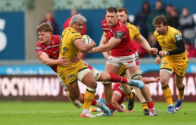 160526 - Scarlets v Dragons RFC, United Rugby Championship - Fine Inisi of Dragons is tackled by Taine Plumtree of Scarlets