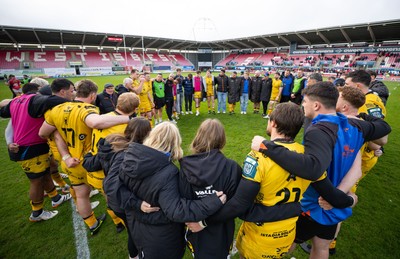 160526 - Scarlets v Dragons RFC, United Rugby Championship - The Dragons huddle up at the end of the match