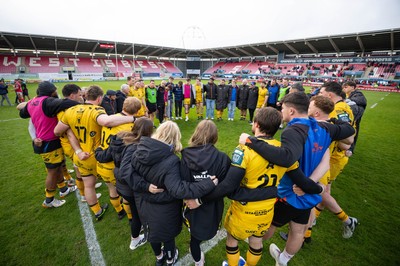 160526 - Scarlets v Dragons RFC, United Rugby Championship - The Dragons huddle up at the end of the match