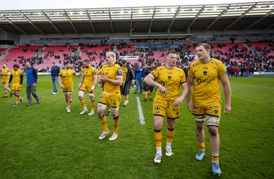 160526 - Scarlets v Dragons RFC, United Rugby Championship - Dragons players applaud the fans at the end of the match