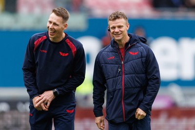160526 - Scarlets v Dragons RFC - United Rugby Championship - Scarlets head coach Dwayne Peel shares a joke with Liam Williams during the warm up