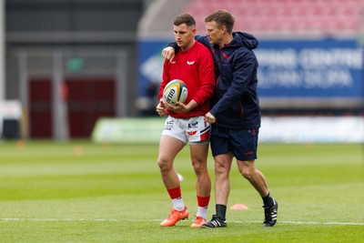 160526 - Scarlets v Dragons RFC - United Rugby Championship - Scarlets head coach Dwayne Peel with Dane Blacker of Scarlets during the warm up