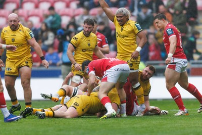 160526 - Scarlets v Dragons RFC - United Rugby Championship - Brodie Coghlan of Dragons goes over for a try