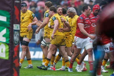 160526 - Scarlets v Dragons RFC - United Rugby Championship - Angus O’Brien of Dragons congratulates Brodie Coghlan after scoring a try