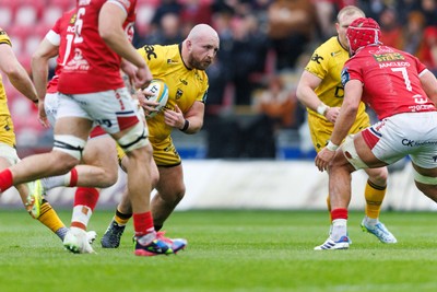 160526 - Scarlets v Dragons RFC - United Rugby Championship - Dillon Lewis of Dragons looks for a gap