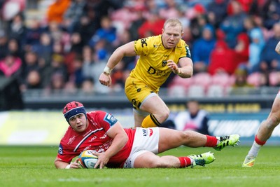 160526 - Scarlets v Dragons RFC - United Rugby Championship - Josh Morse of Scarlets falls on the ball