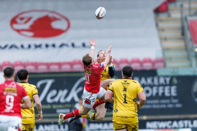 160526 - Scarlets v Dragons RFC - United Rugby Championship - Blair Murray of Scarlets and Dai Richards of Dragons compete for the ball